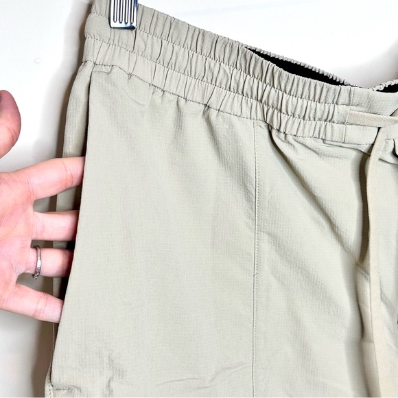 Lululemon Activewear Shorts Size XL Light Cream Khaki 7" Inseam Men's - Picture 4 of 13